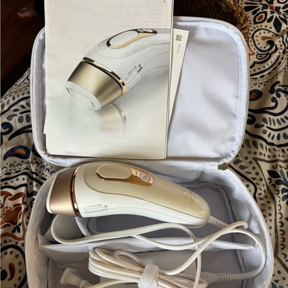 Braun IPL Hair Removal Device - White and Gold - Picture 2 of 3